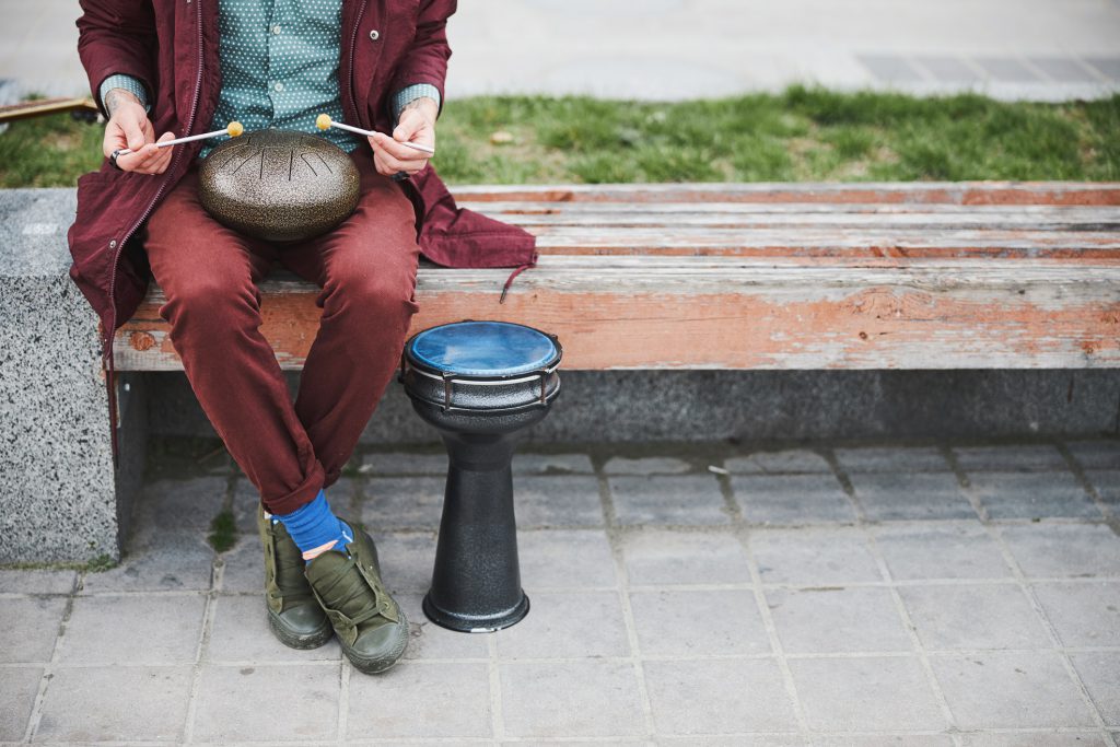 Mężczyzna grający na instrumentach perkusyjnych.