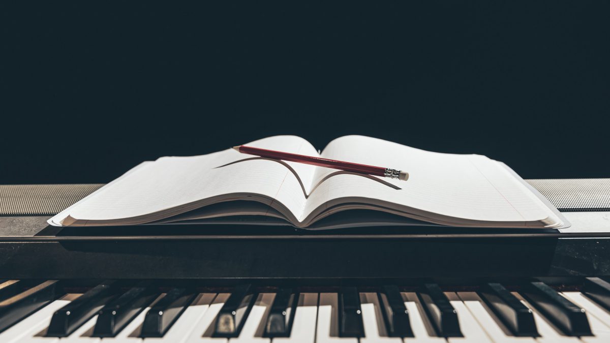 Notes otwarty na pianinie