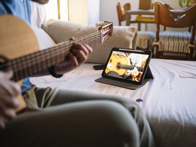 Mężczyzna uczący się grać na gitarze
