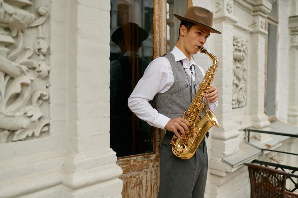 Saksofonista grający na ulicy
