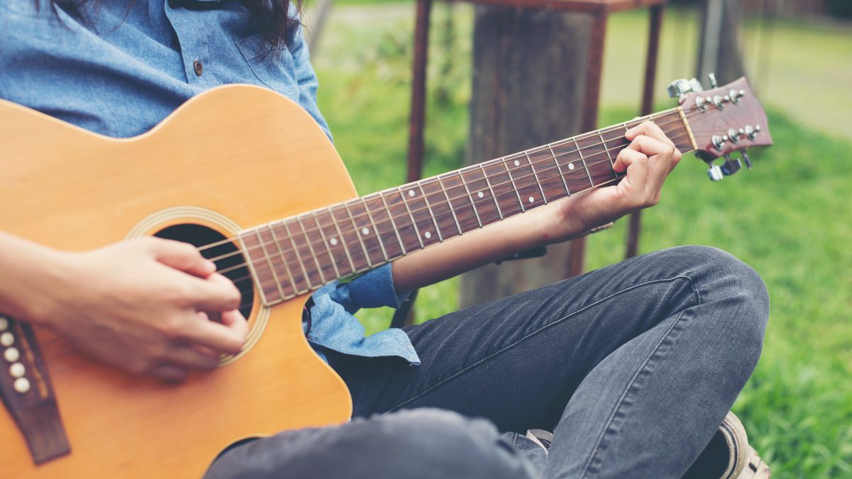 Kobieta z gitarą w naturze