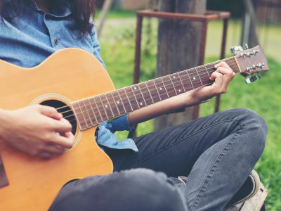 Kobieta z gitarą w naturze