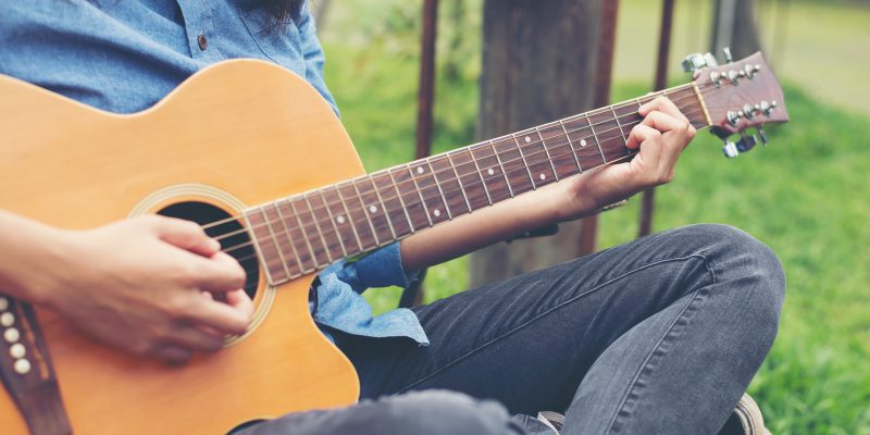 Kobieta z gitarą w naturze