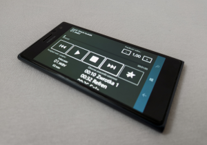Zdjęcie telefonu Nokia Lumia 735 z uruchomioną aplikacją Click Track Player