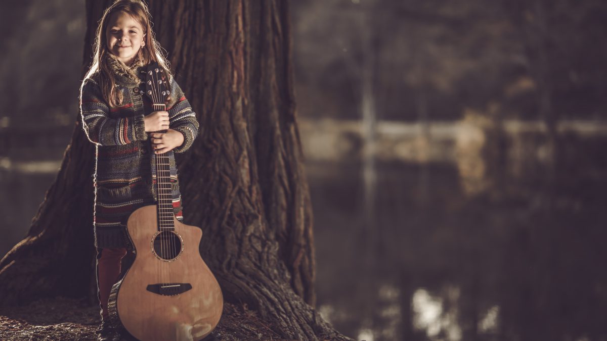 dziewczynka z gitarą w parku