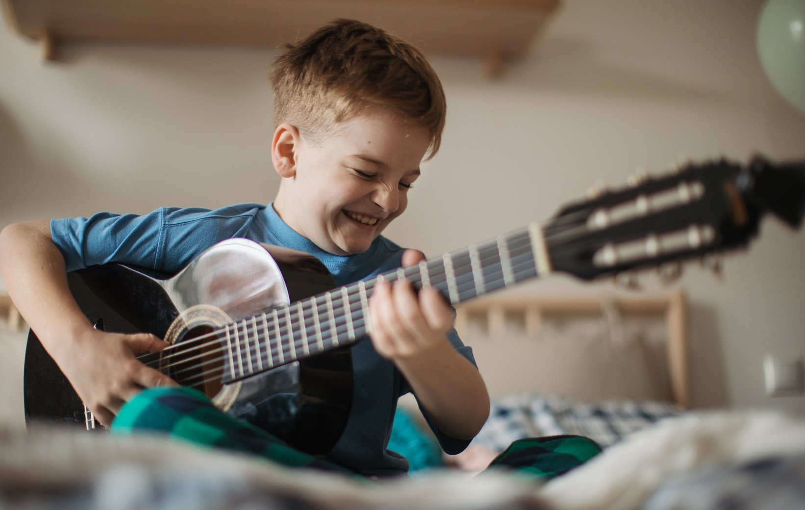 Chłopiec grający na gitarze