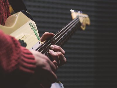 Osoba grająca na gitarze elektrycznej